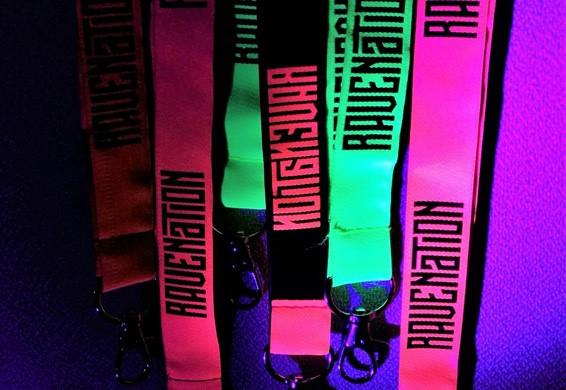 Lanyard mit UV-reaktivem Faden
