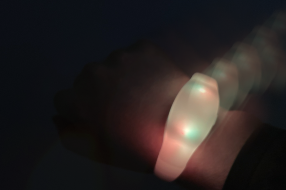 Bewegungsaktivierte LED-Armbänder